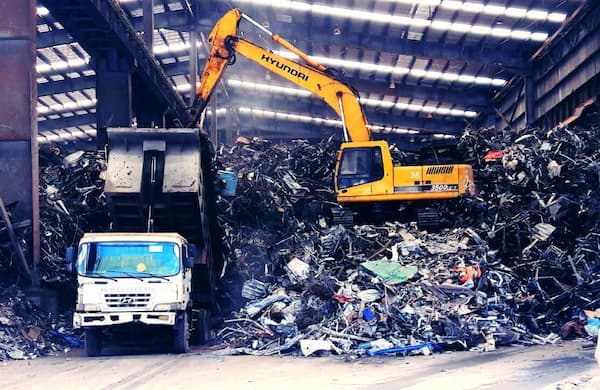 đang phân loại phế liệu sắt đang phân loại phế liệu sắt